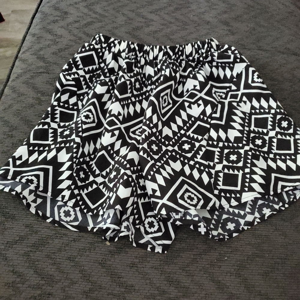 SHORTS Silky B&W Asymmetrical Print XS